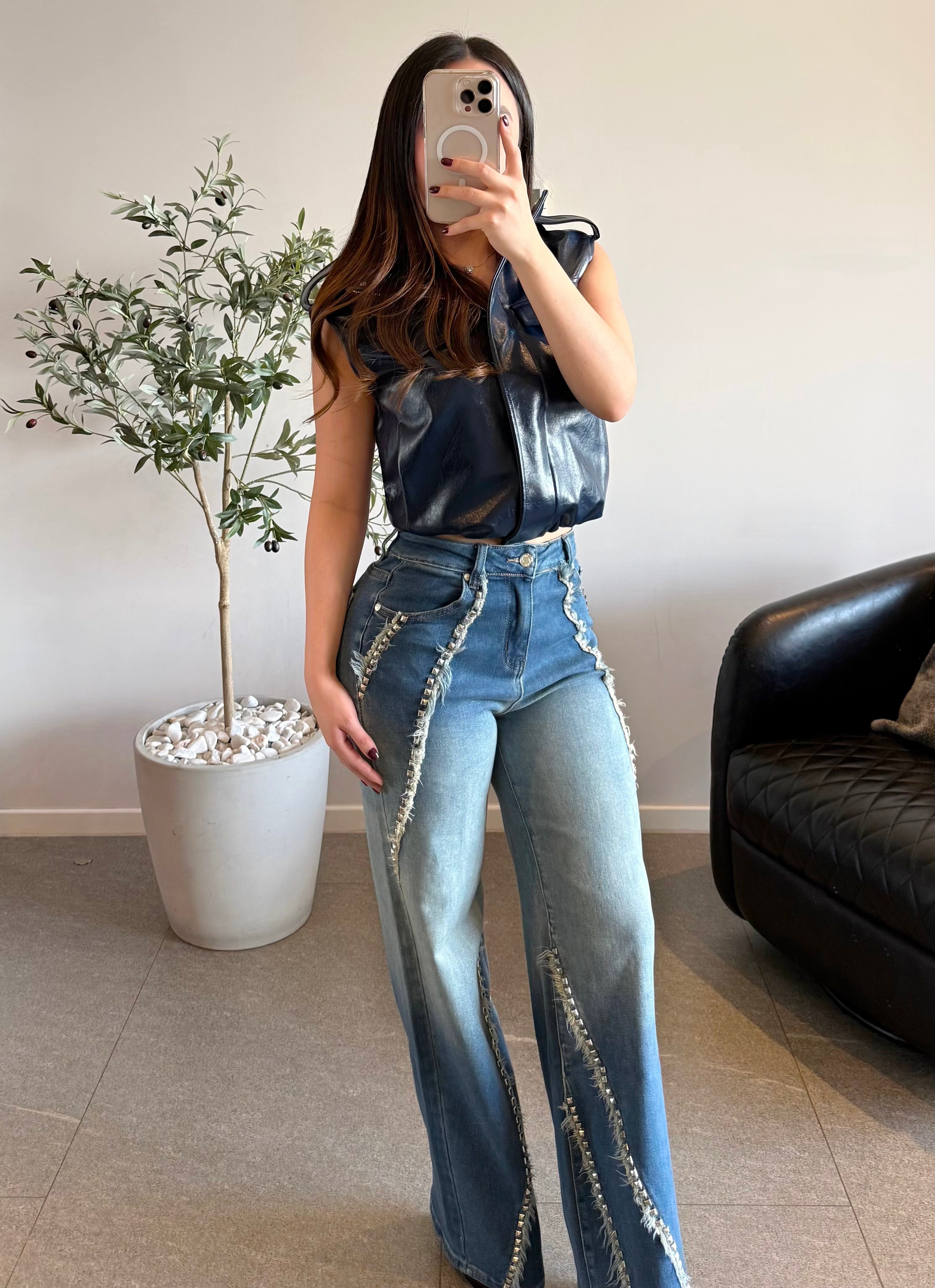 Jeans con diseño remaches