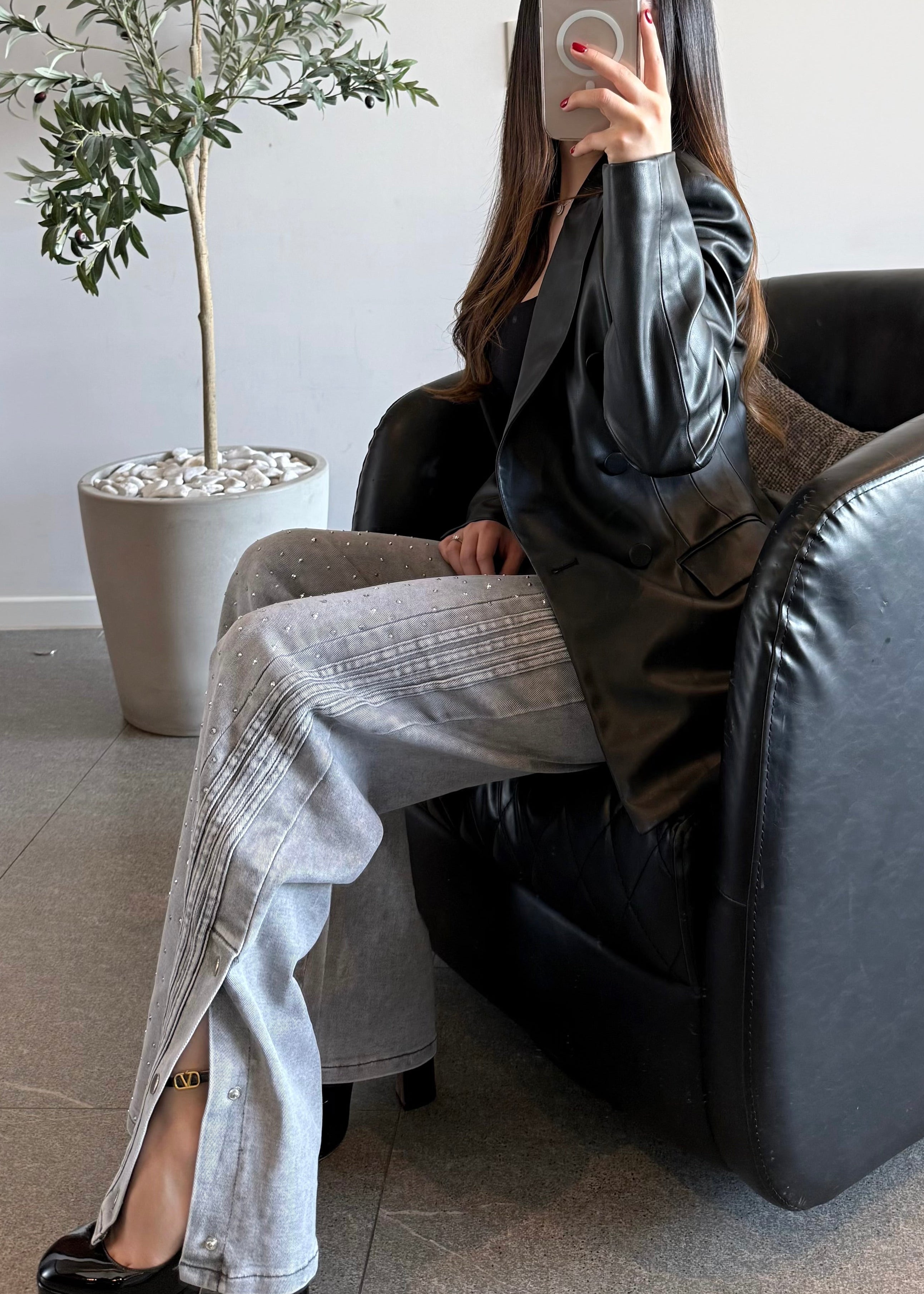 Pantalón de piedras con abertura