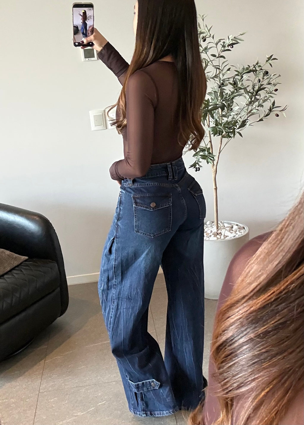 Jeans vibrant con diseño de broche