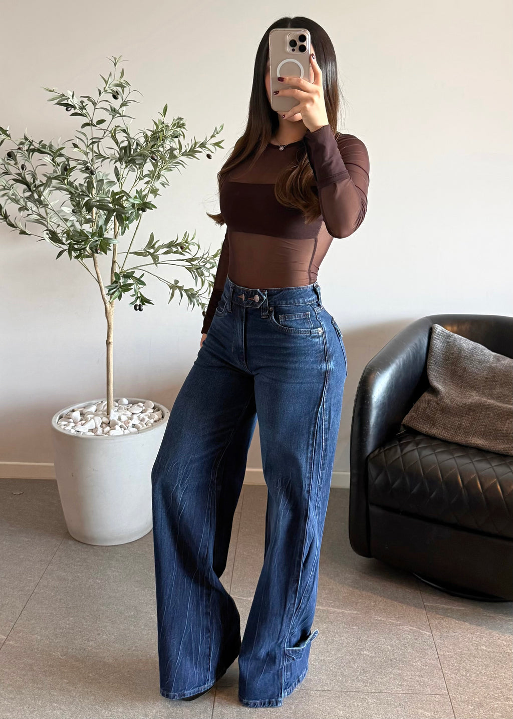 Jeans vibrant con diseño de broche