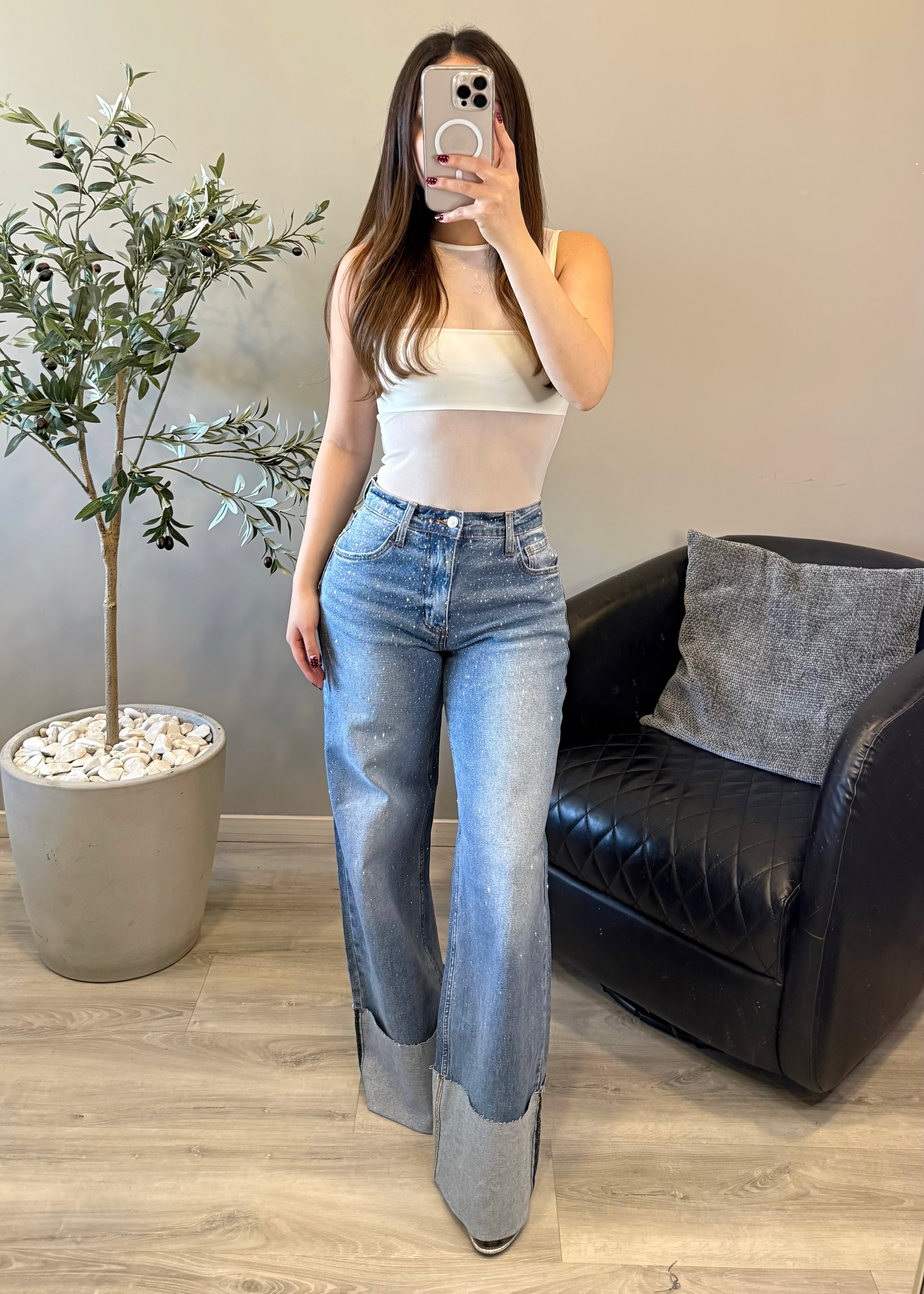 Jeans con doblez diseño de brillos