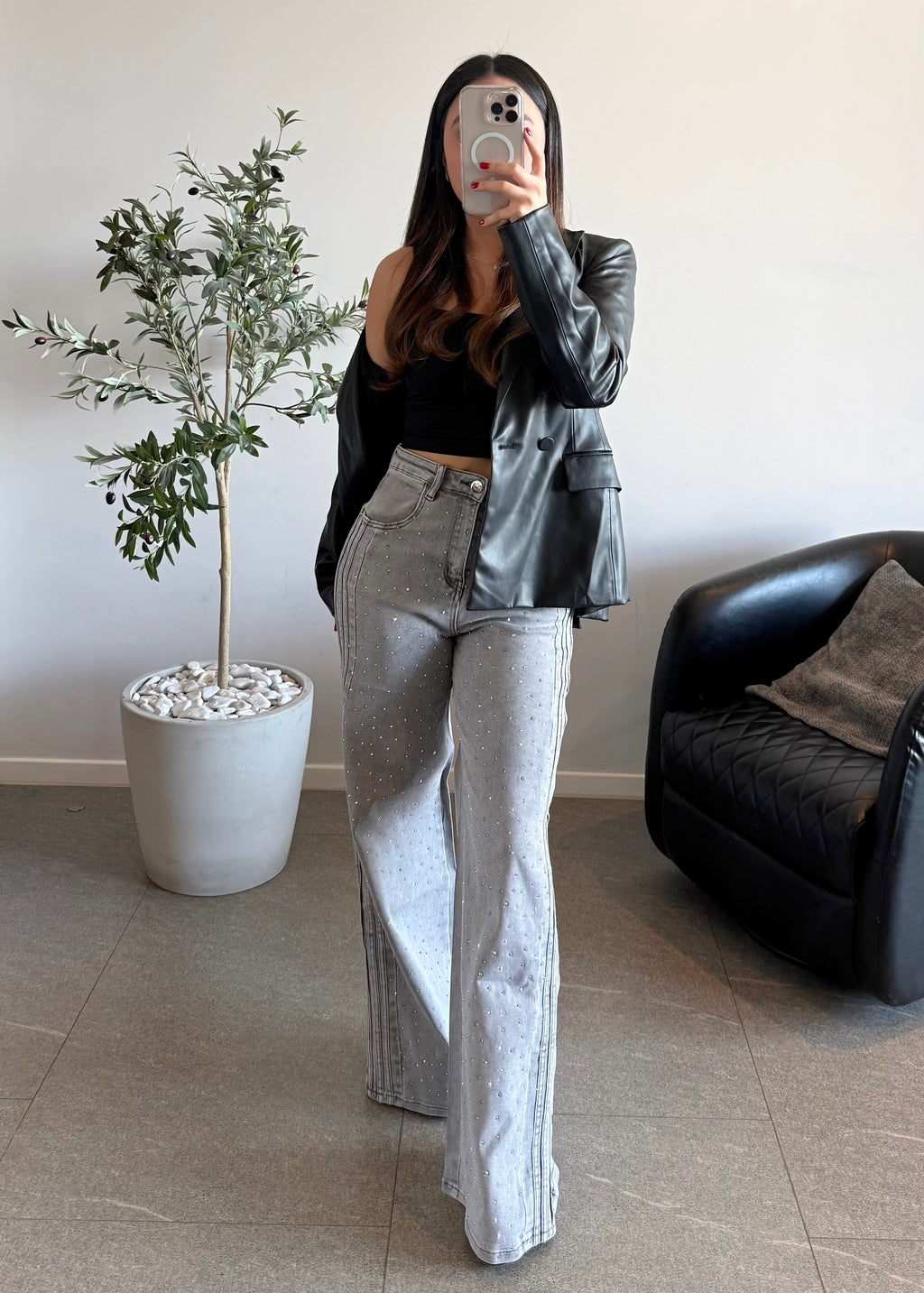 Pantalón de piedras con abertura