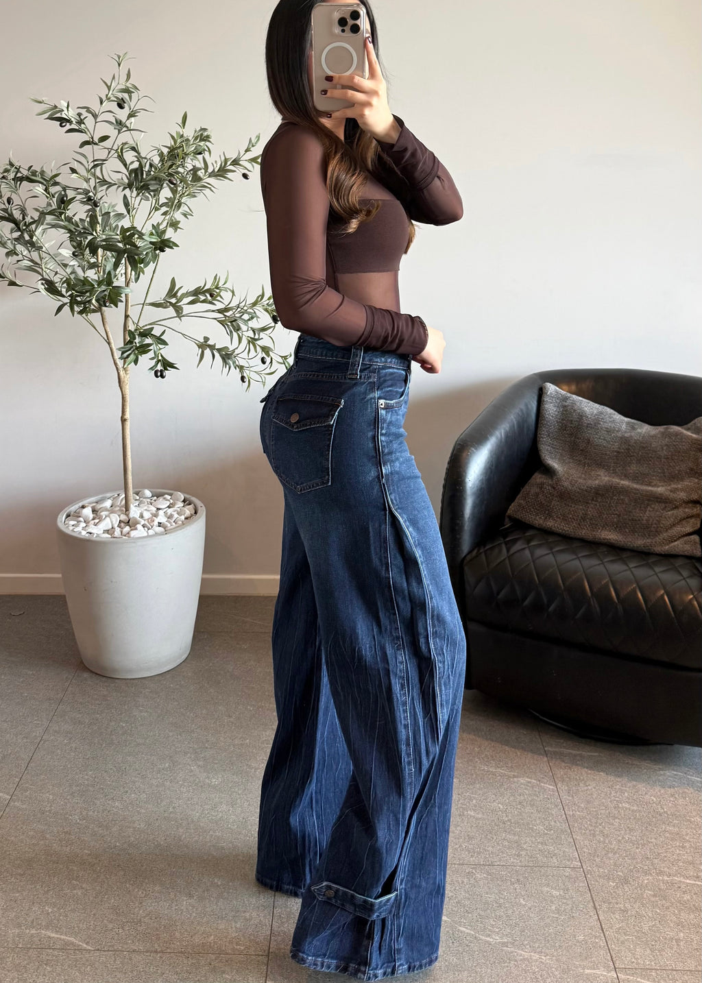 Jeans vibrant con diseño de broche