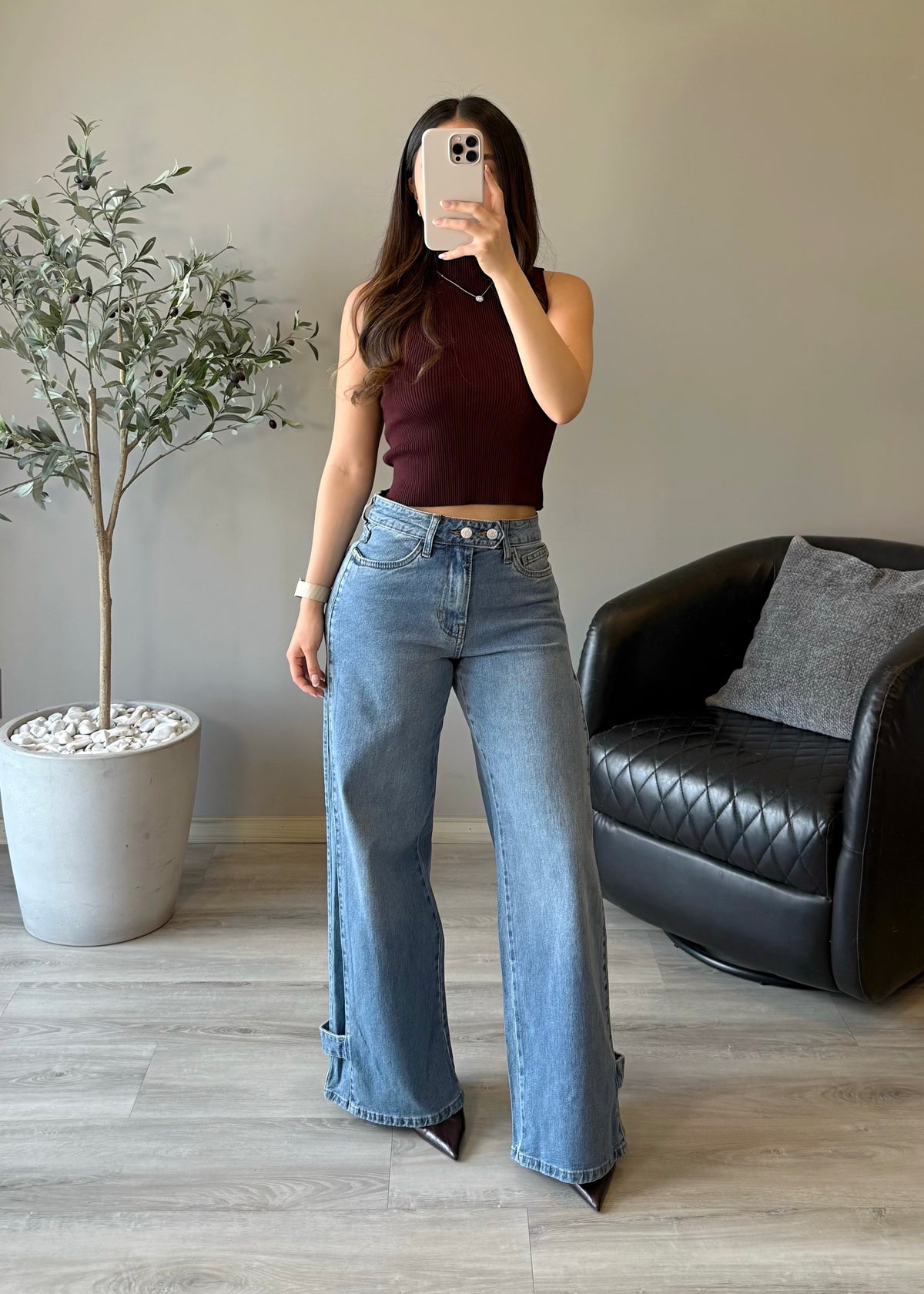 Jeans con diseño de broche